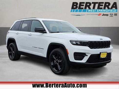 Used 2023 Jeep Grand Cherokee Altitude image 1