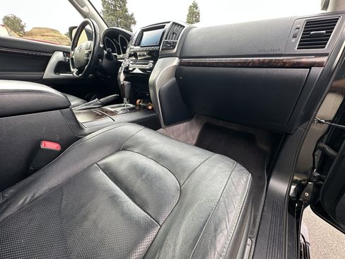 Used 2015 Toyota Land Cruiser image 19