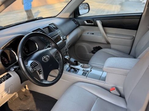 Used 2012 Toyota Highlander SE w/ Tow Pkg image 16