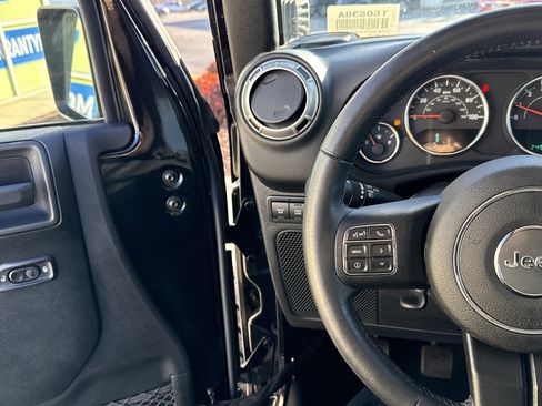 Used 2017 Jeep Wrangler Rubicon w/ Power Convenience Group image 19