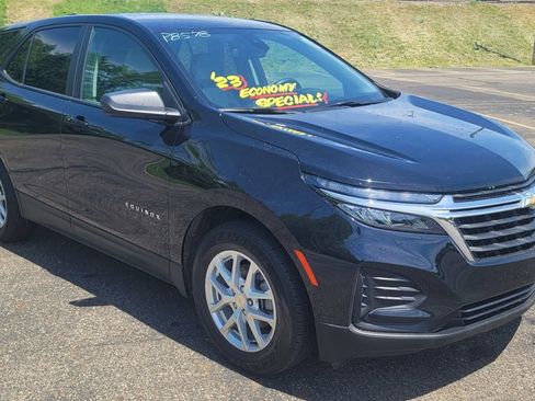 Used 2023 Chevrolet Equinox LS w/ LS Convenience Package FWD image 2