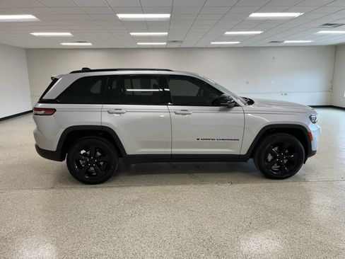 Used 2024 Jeep Grand Cherokee Limited w/ Black Appearance Package AWD/4WD image 10