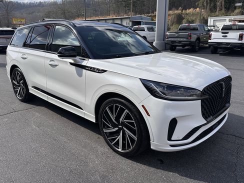 Used 2025 Lincoln Aviator Black Label w/ Black Label Special Edition image 4