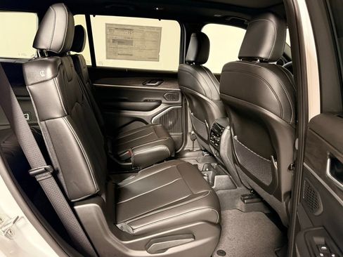 New 2025 Jeep Grand Cherokee L Limited w/ Luxury Tech Group II AWD/4WD image 19