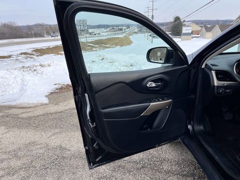 Used 2017 Jeep Cherokee Latitude w/ Cold Weather Group image 11