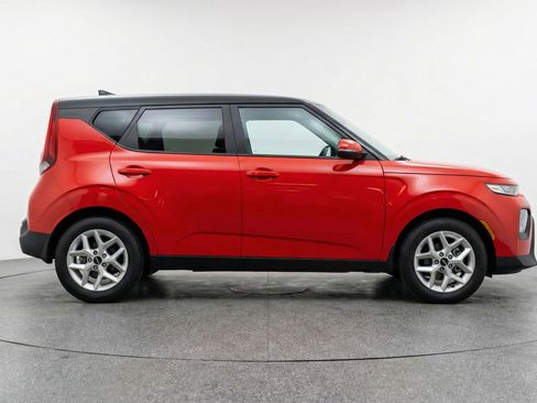 Used 2025 Kia Soul LX w/ LX Technology Package FWD image 11
