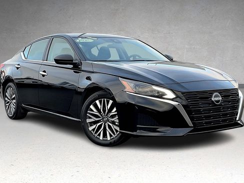 Used 2024 Nissan Altima 2.5 SV image 2