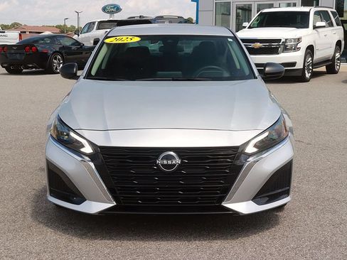 Used 2025 Nissan Altima 2.5 SV FWD image 2