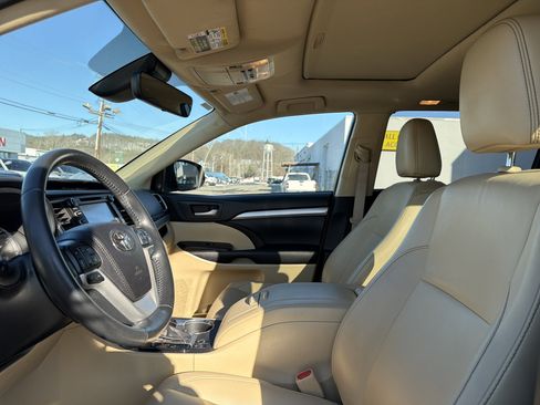 Used 2019 Toyota Highlander XLE image 12