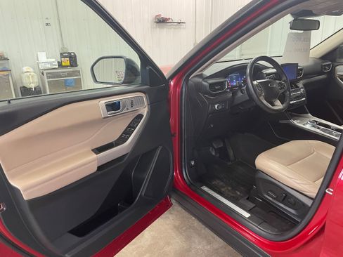 Used 2022 Ford Explorer Limited w/ Class IV Trailer Tow Package image 9