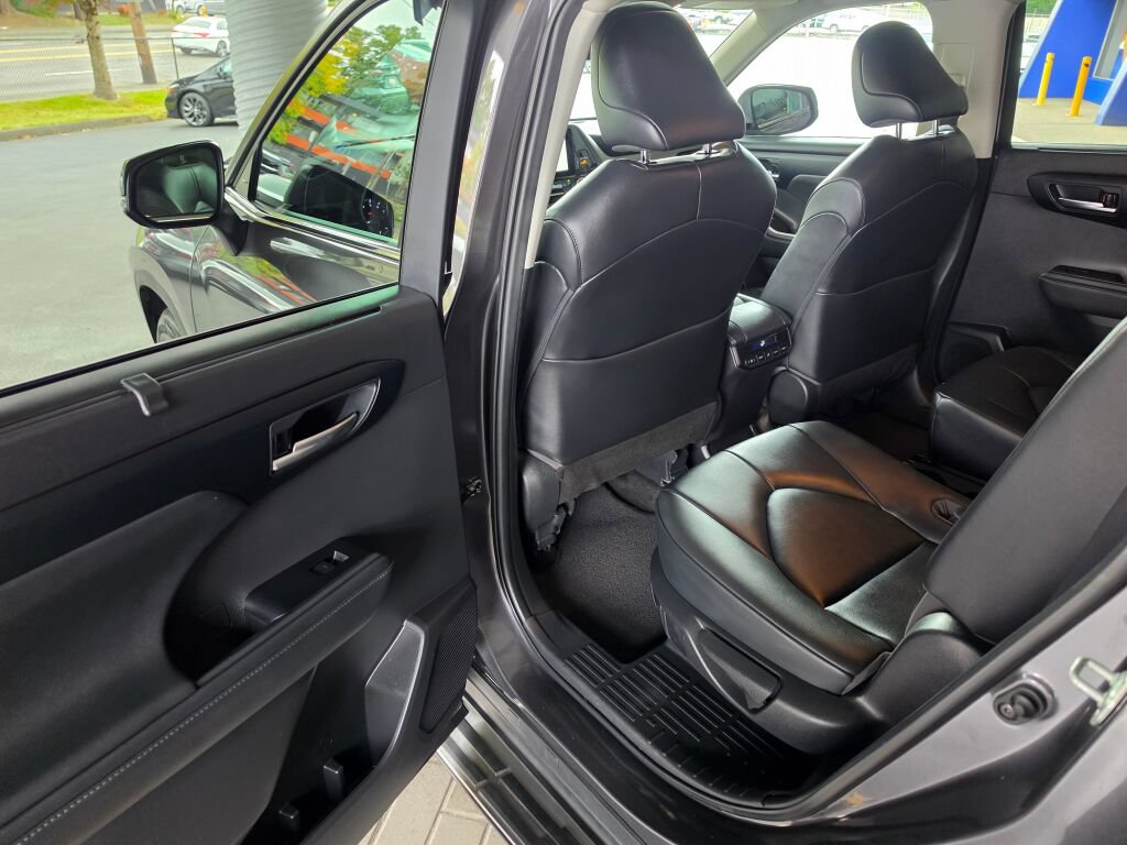 Used 2023 Toyota Highlander XLE AWD/4WD image 17