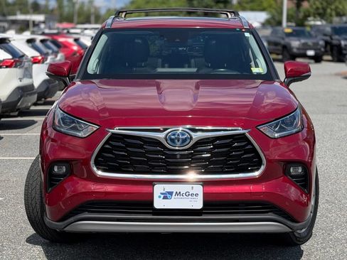 Used 2022 Toyota Highlander Platinum AWD/4WD image 2