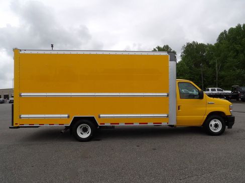 Used 2021 Ford E-350 and Econoline 350 Super Duty RWD image 9