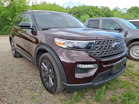 Used 2022 Ford Explorer XLT w/ Equipment Group 202A AWD/4WD image 2