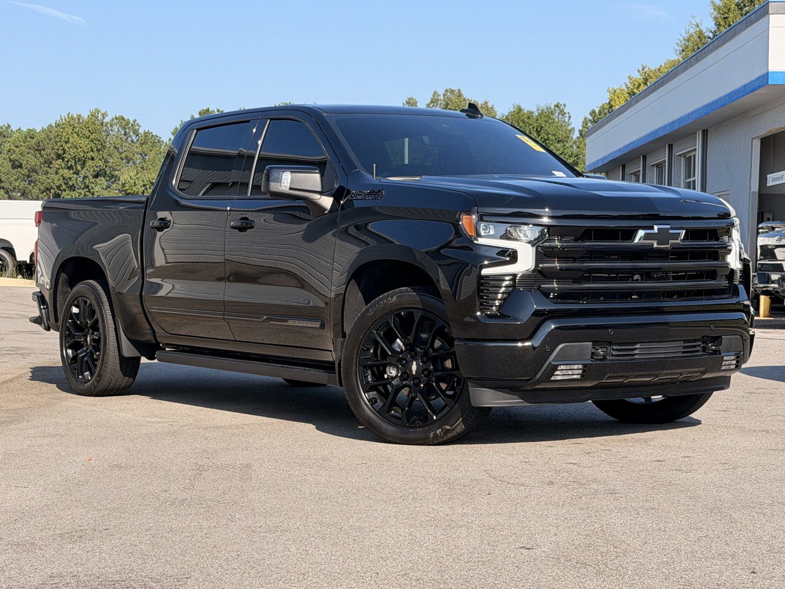 Used 2025 Chevrolet Silverado 1500 High Country w/ High Country Premium Package AWD/4WD image 2