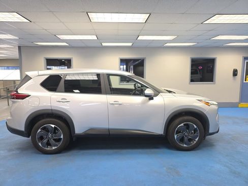 Used 2024 Nissan Rogue SV FWD image 2