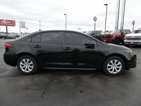 Used 2022 Toyota Corolla LE image 3