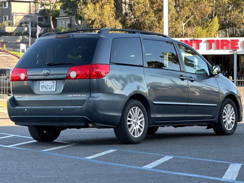Used 2010 Toyota Sienna XLE image 5
