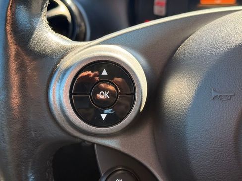 Used 2017 smart fortwo pure image 22