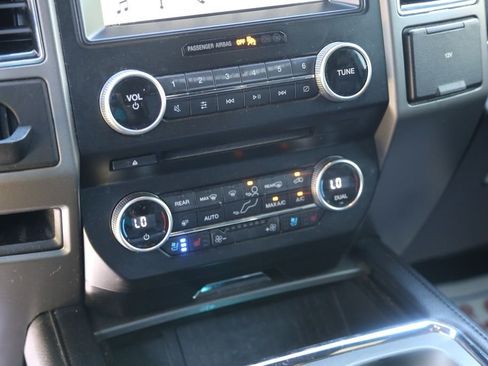 Used 2018 Ford Expedition XLT w/ Equipment Group 202A RWD image 11