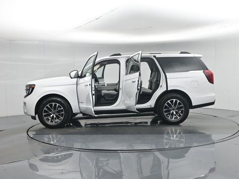 Used 2025 Ford Expedition Platinum AWD/4WD image 5