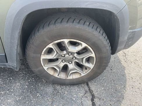 Used 2020 Jeep Cherokee Trailhawk w/ Comfort & Convenience Group image 4