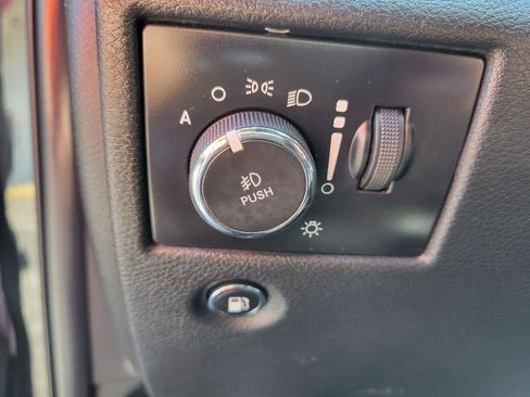 Used 2018 Jeep Grand Cherokee Laredo AWD/4WD image 9