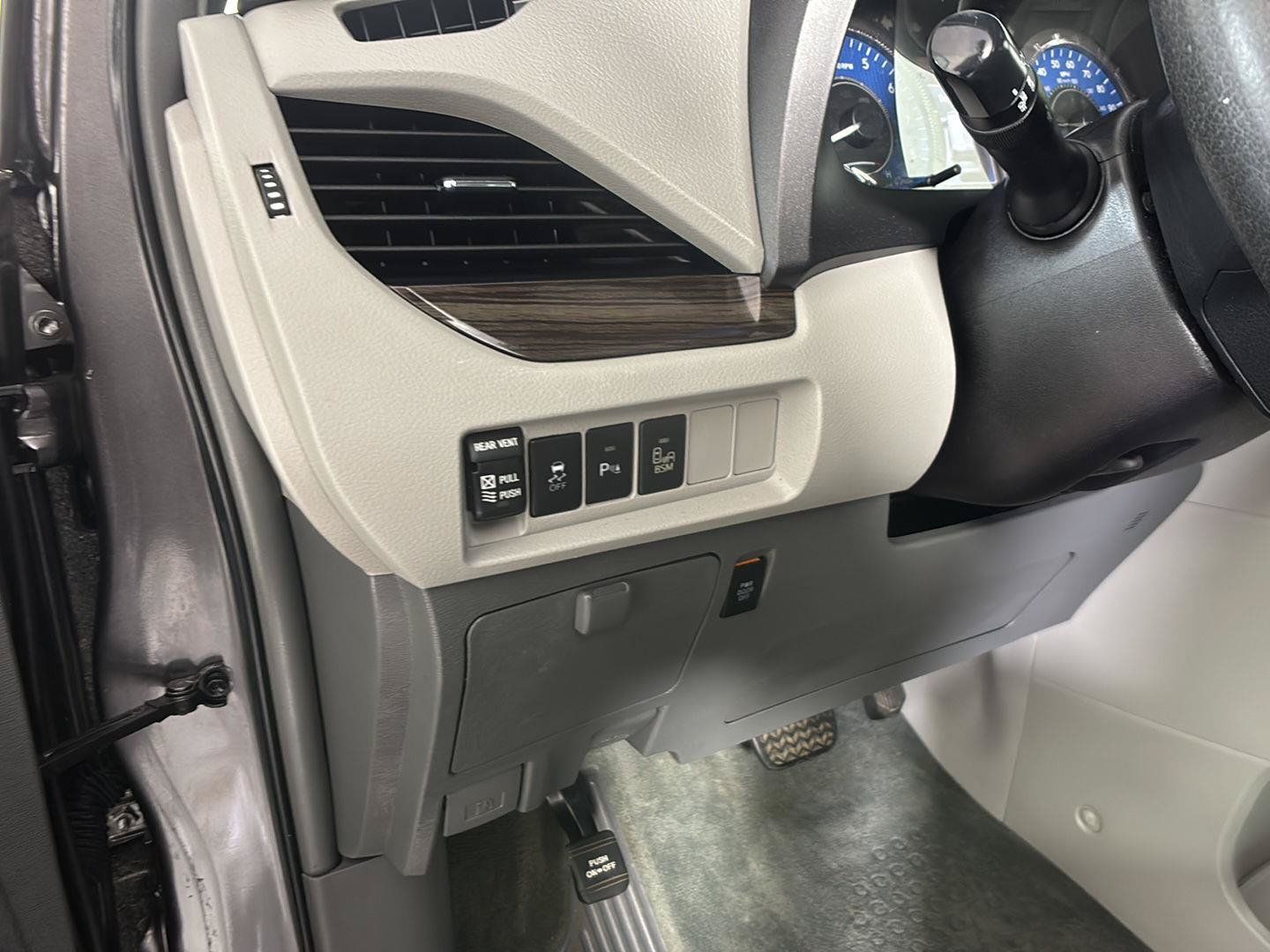 Used 2017 Toyota Sienna XLE w/ XLE Navigation Package AWD/4WD image 28