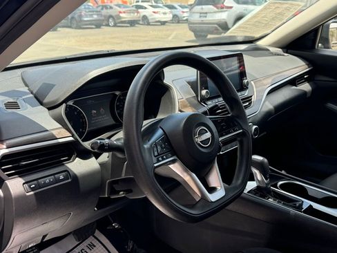 Used 2024 Nissan Altima 2.5 SV FWD image 10