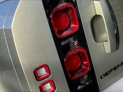 Used 2025 Land Rover Defender 110 S image 31