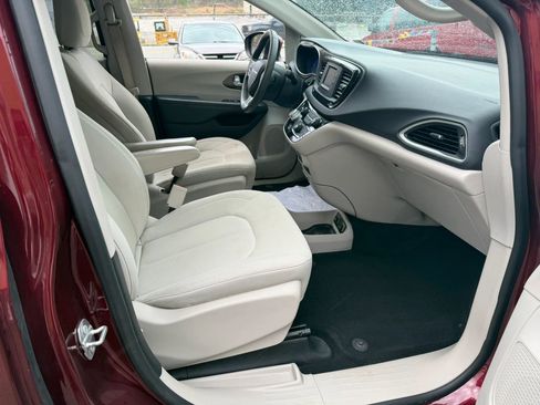 Used 2017 Chrysler Pacifica Touring FWD image 15