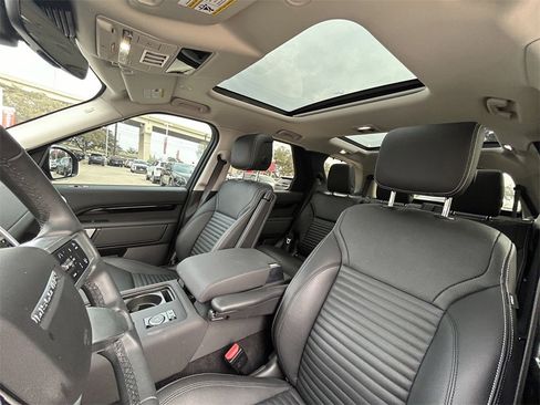 Used 2024 Land Rover Discovery S image 13