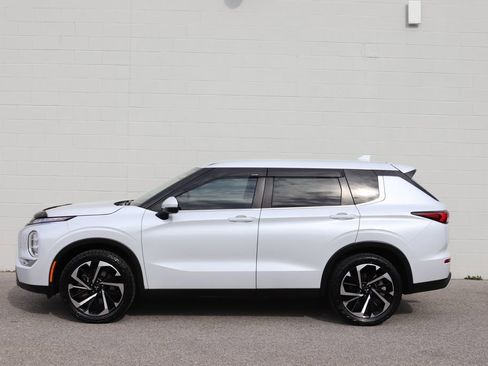 Used 2022 Mitsubishi Outlander ES image 21