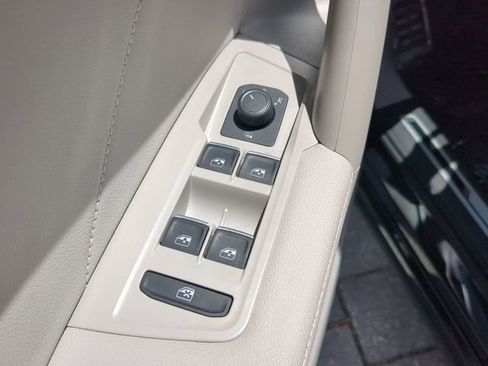 Certified 2023 Volkswagen Tiguan SE R-Line image 17