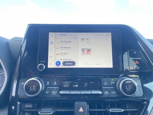 Used 2023 Toyota Highlander XLE image 5