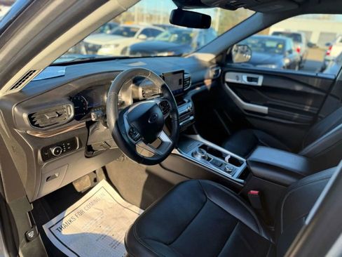 Used 2023 Ford Explorer Limited AWD/4WD image 10