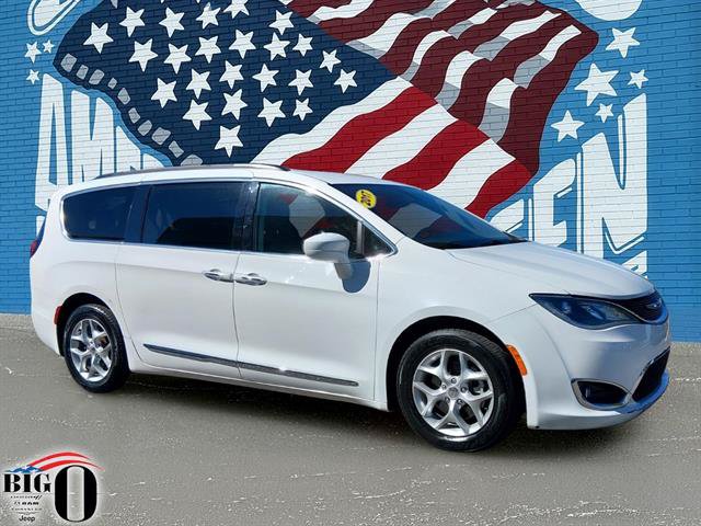 Used 2017 Chrysler Pacifica Touring-L w/ Tire & Wheel Group FWD image 1