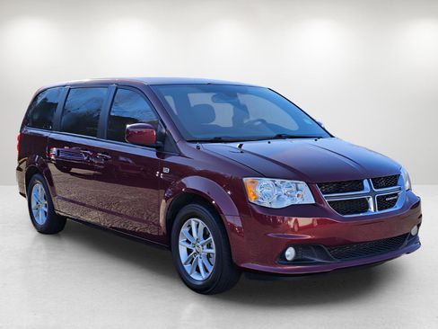 Used 2019 Dodge Grand Caravan SE image 3