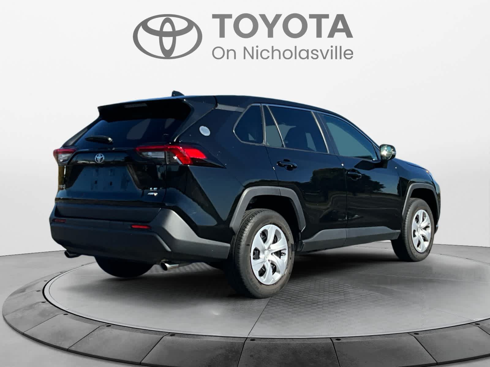 Used 2024 Toyota RAV4 LE AWD/4WD image 5