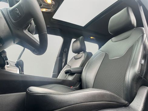 Used 2025 Jeep Compass Latitude w/ Sun & Sound Group image 23