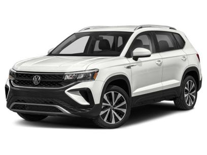 Used 2024 Volkswagen Taos SE w/ Panoramic Sunroof Package