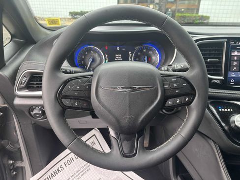 Used 2025 Chrysler Pacifica Limited FWD image 24