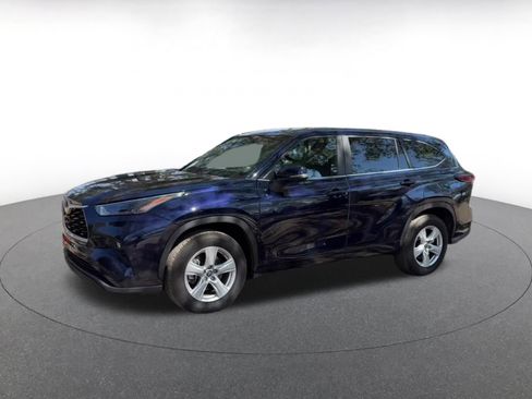 Used 2025 Toyota Highlander LE image 8
