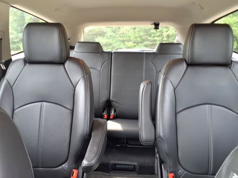 Used 2017 Chevrolet Traverse LT FWD image 16