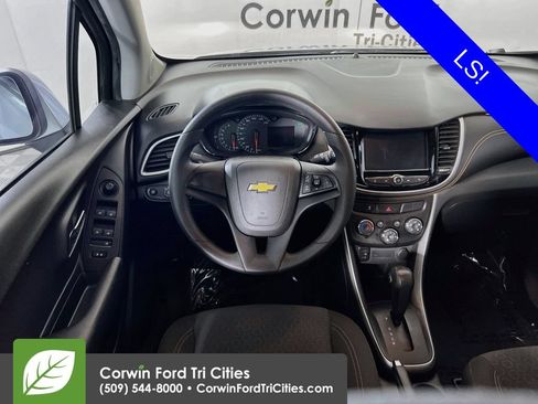 Used 2017 Chevrolet Trax LS AWD/4WD image 24