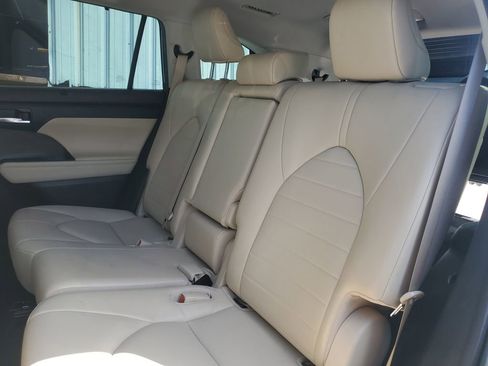 Used 2022 Toyota Highlander XLE FWD image 15