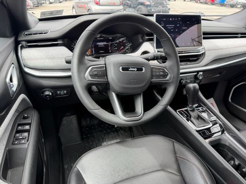 Used 2024 Jeep Compass Latitude AWD/4WD image 9