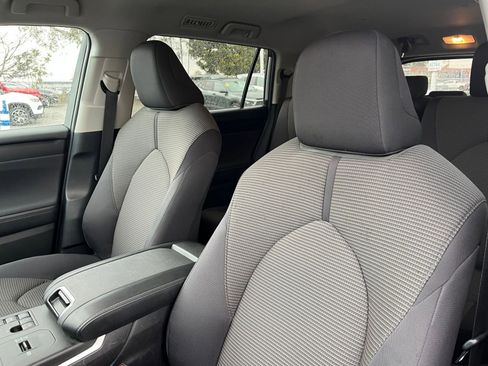 Used 2025 Toyota Highlander LE image 28