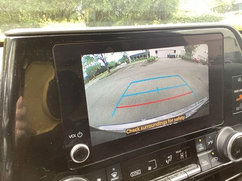 Used 2023 Toyota Highlander LE FWD image 13