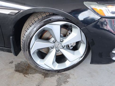 Used 2018 Honda Accord Touring image 3